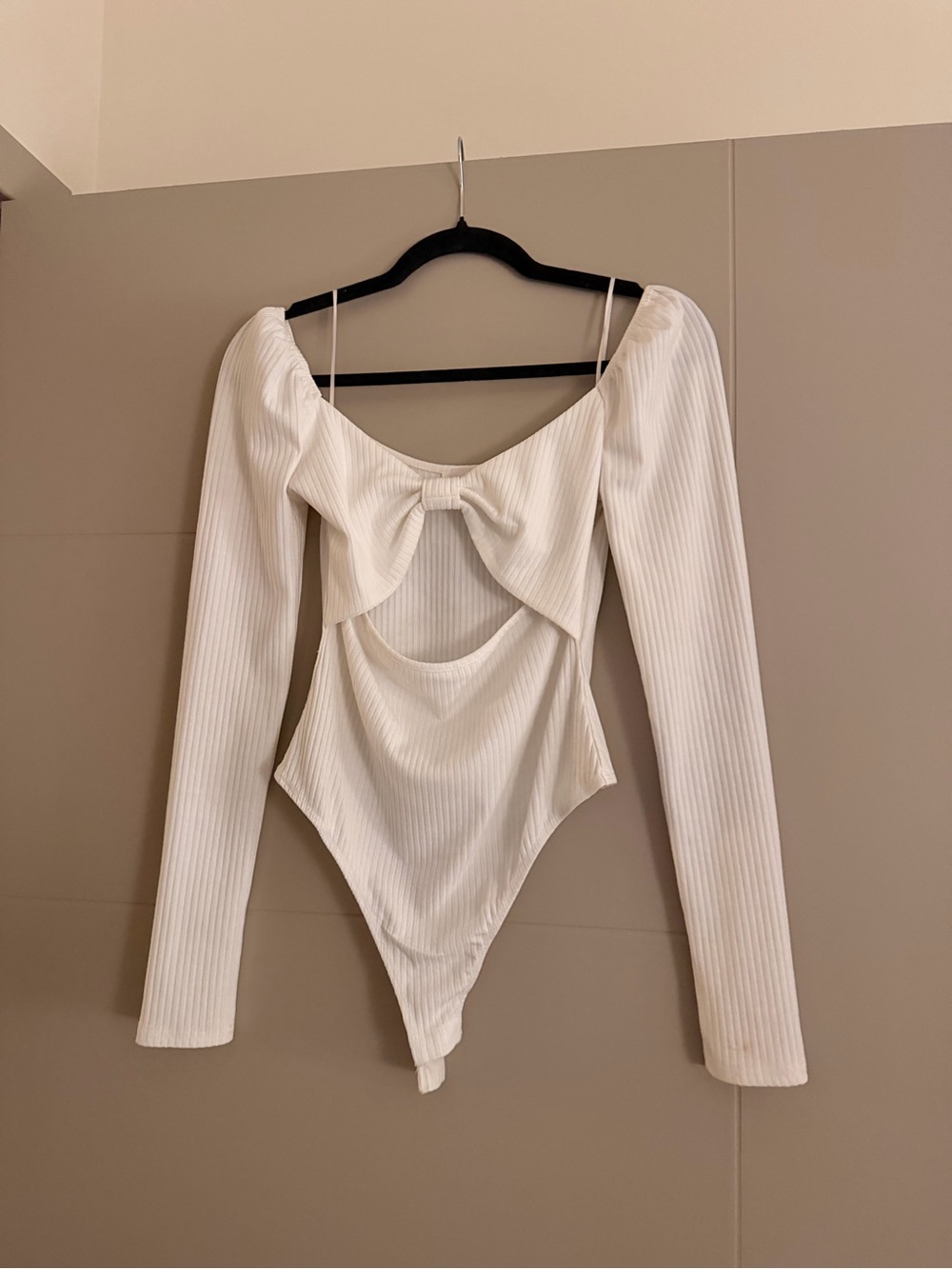 superdown White Long Sleeve Ribbed Cutout Bow Bodysuit
